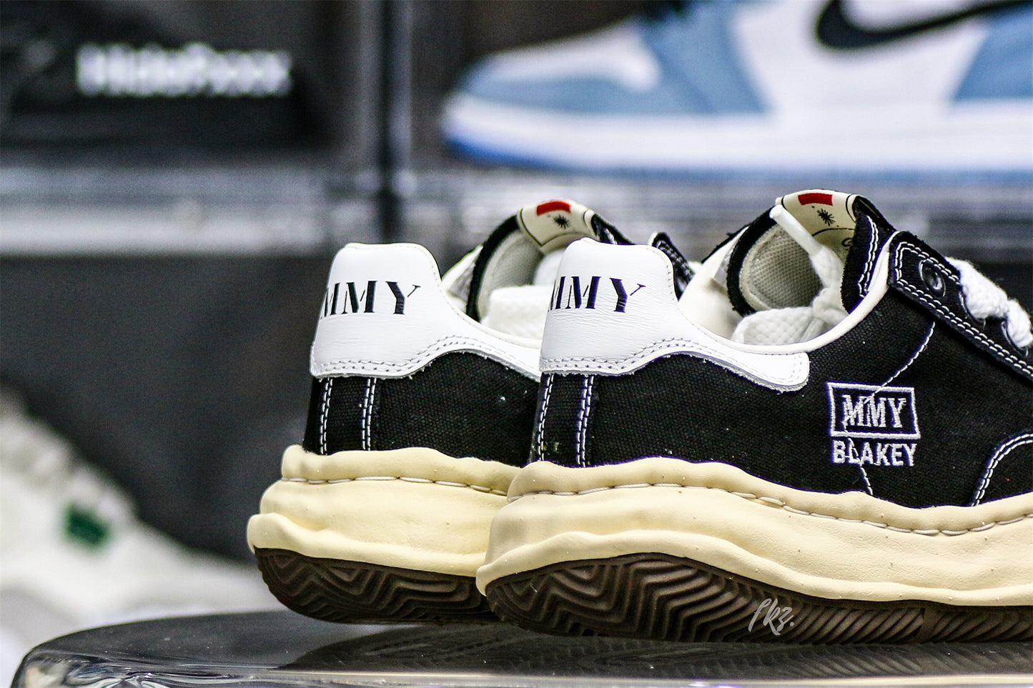 MaisOn Margiel@ Yasuhir0 gum-rubber sole black sneakers