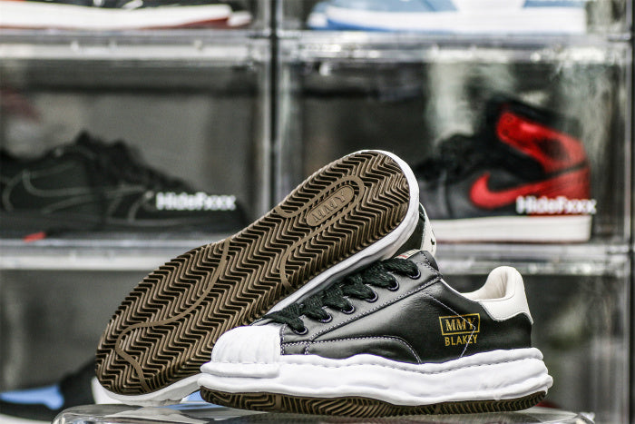 MaisOn Margiel@ Yasuhir0 Blakey logo-patch sneakers