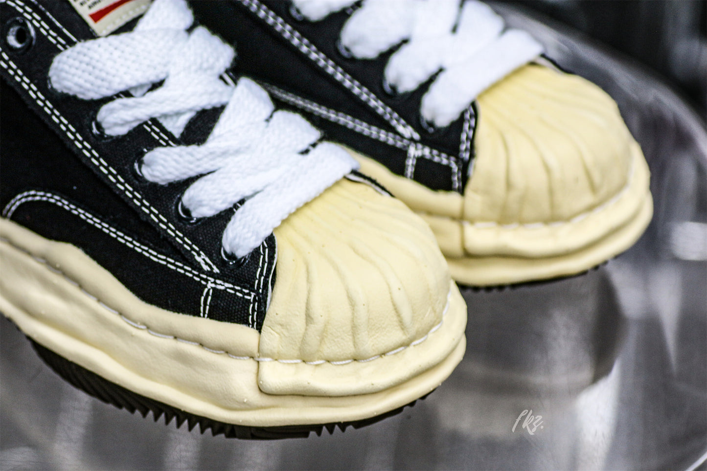 MaisOn Margiel@ Yasuhir0 gum-rubber sole black sneakers