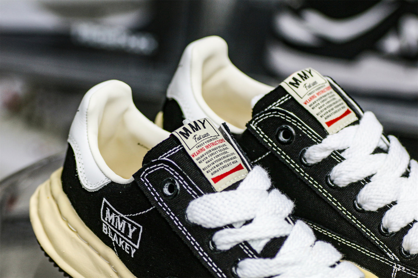 MaisOn Margiel@ Yasuhir0 gum-rubber sole black sneakers