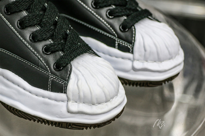 MaisOn Margiel@ Yasuhir0 Blakey logo-patch sneakers