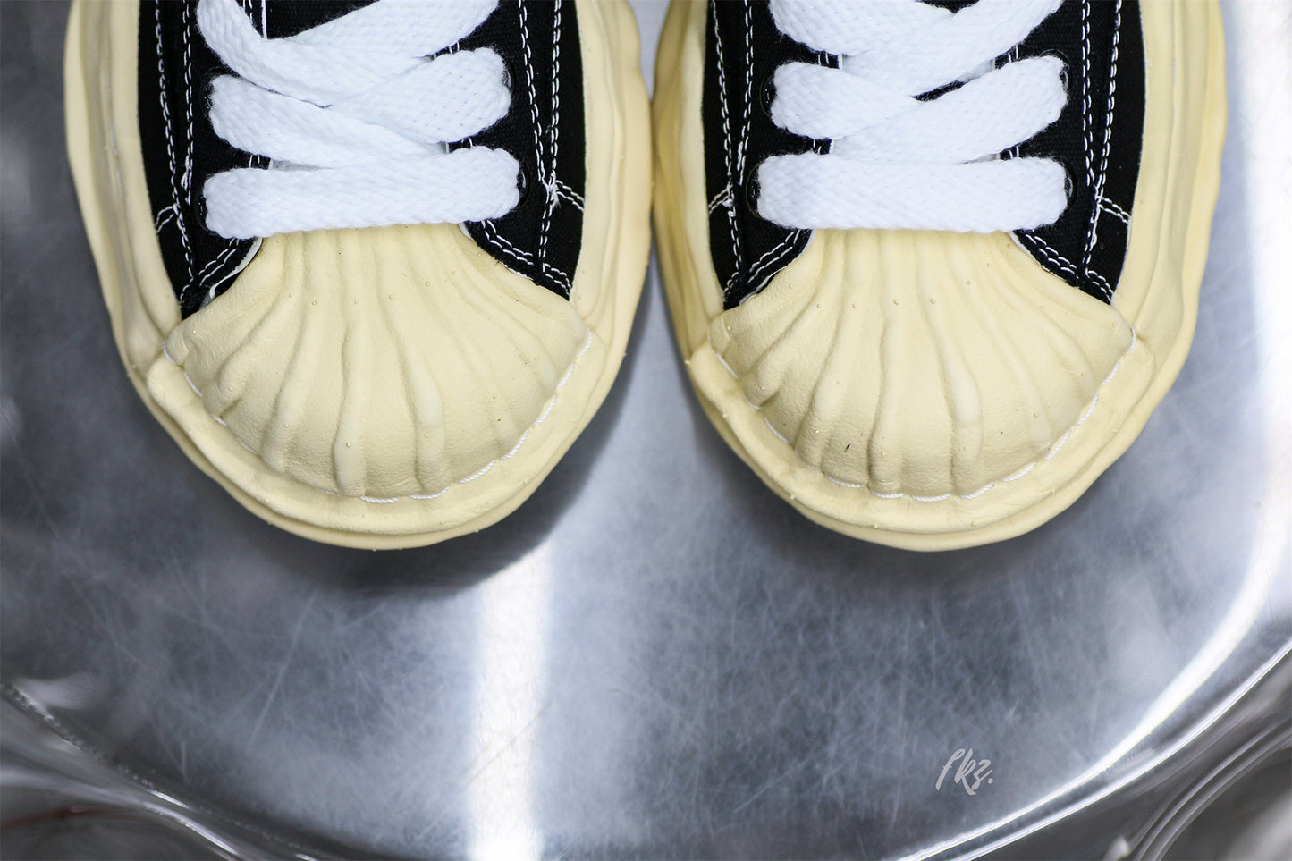 MaisOn Margiel@ Yasuhir0 gum-rubber sole black sneakers