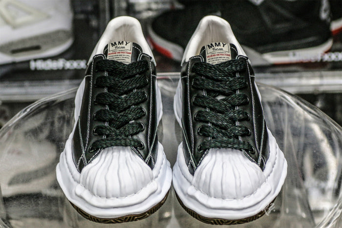 MaisOn Margiel@ Yasuhir0 Blakey logo-patch sneakers