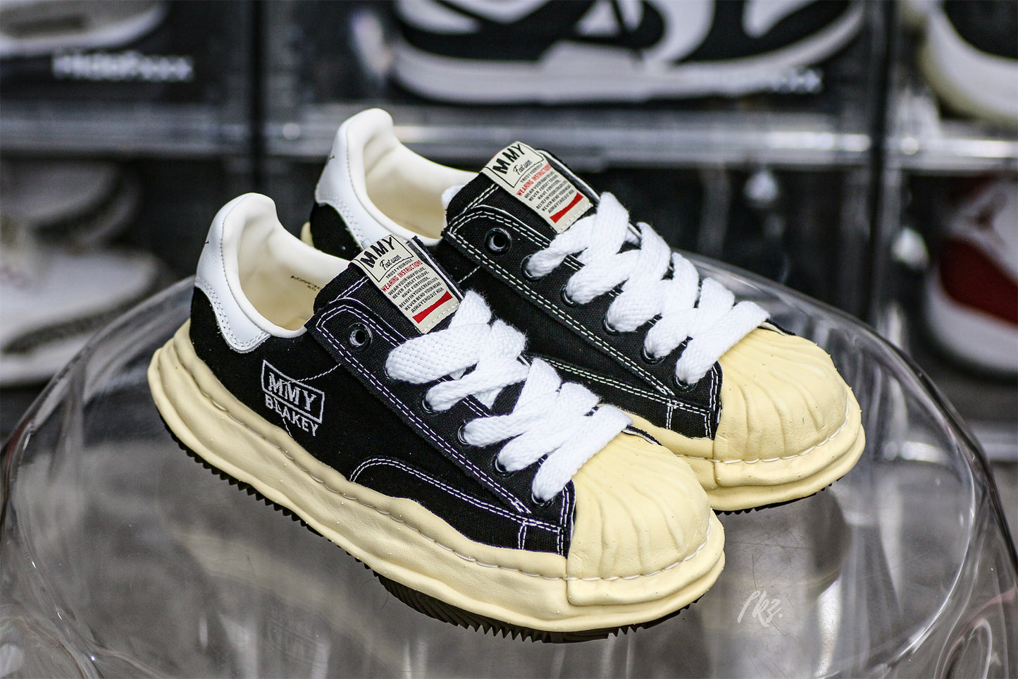 MaisOn Margiel@ Yasuhir0 gum-rubber sole black sneakers