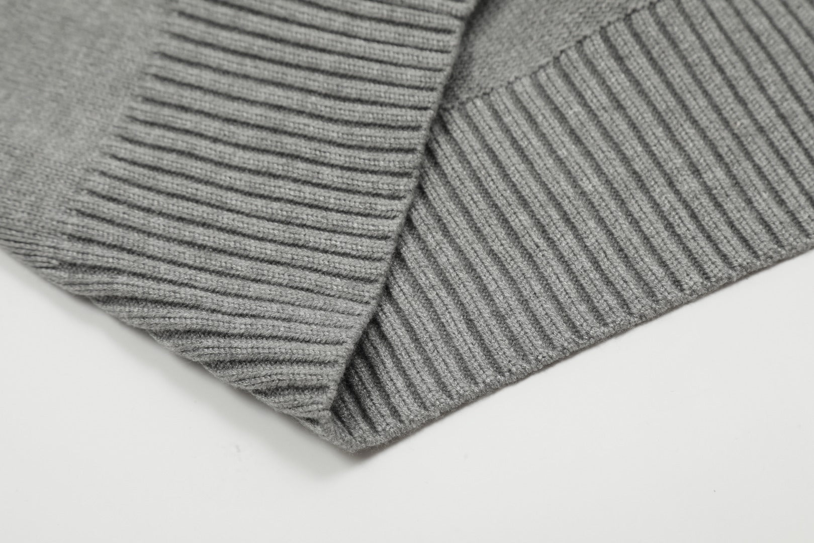 Am1 2024SS classic gray jacquard big heart turtleneck sweater