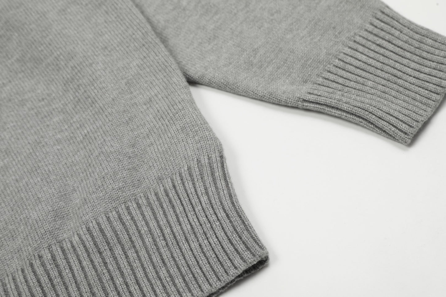 Am1 2024SS classic gray jacquard big heart turtleneck sweater