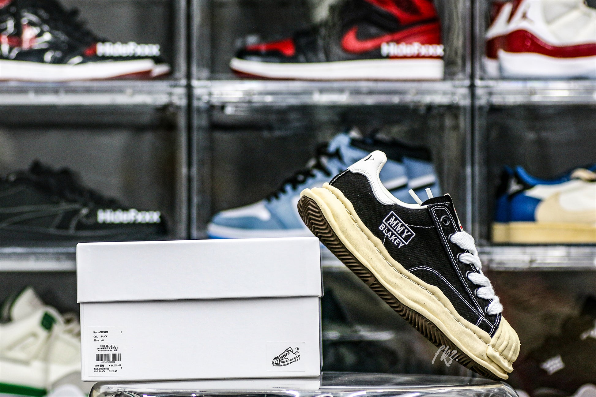 MaisOn Margiel@ Yasuhir0 gum-rubber sole black sneakers